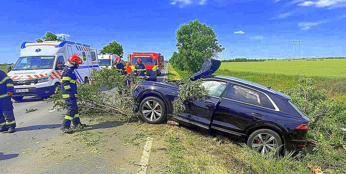  Accident rutier pe centura municipiului, cu un autoturism care s-a ciocnit de un copac