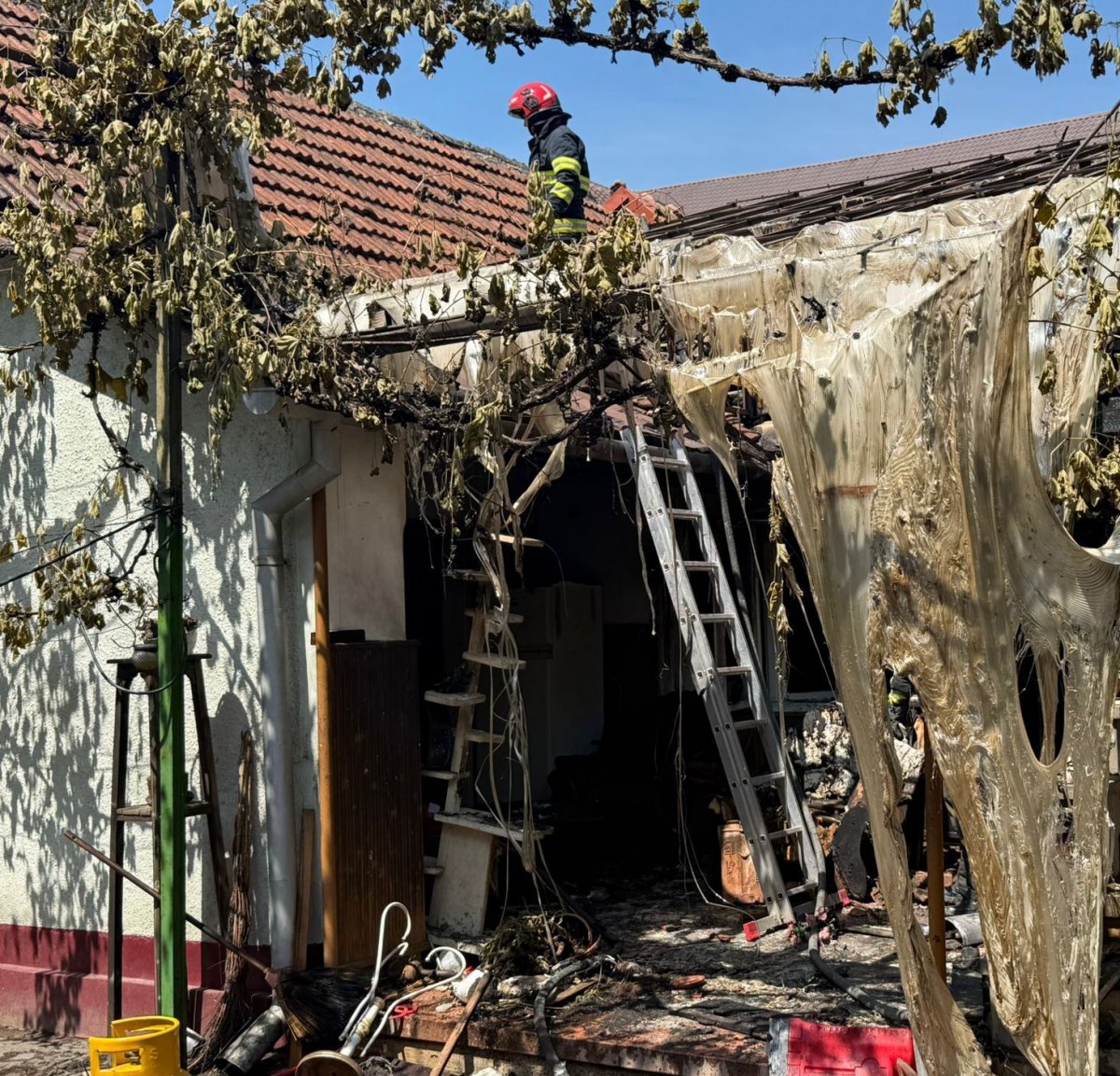  Incendiu izbucnit la o anexă gospodărească din localitatea Sebiș în urma exploziei unei butelii