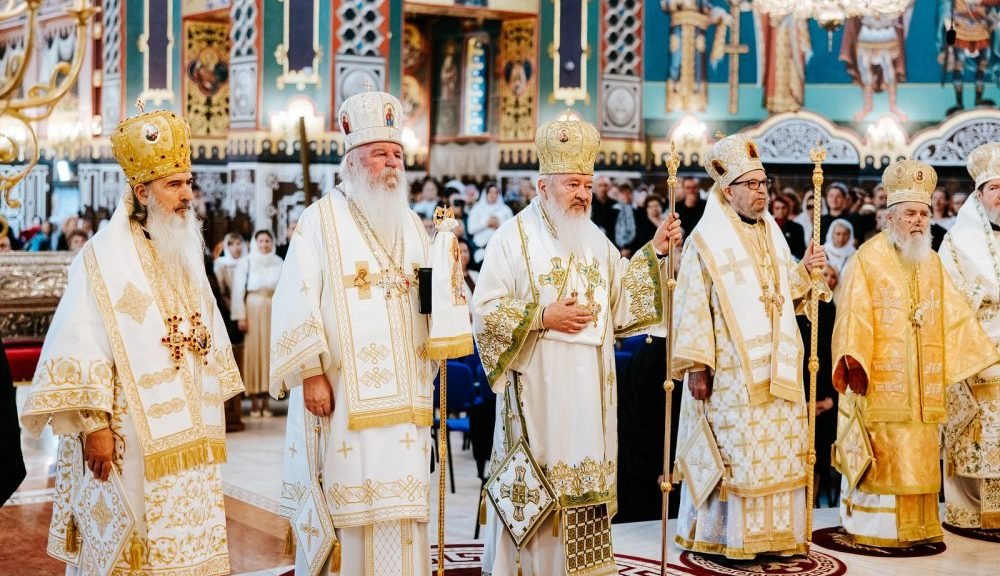 Hramul Catedralei Arhiepiscopale „Sfânta Treime” din Arad: Moment festiv la împlinirea a 90 de ani de viață și 50 de ani de arhierie a ÎPS Părinte Timotei