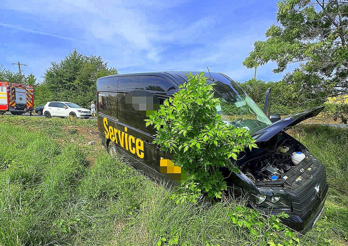 Accident rutier, cu un microbuz ieșit în afara părții carosabile între localitățile Vinga și Șagu