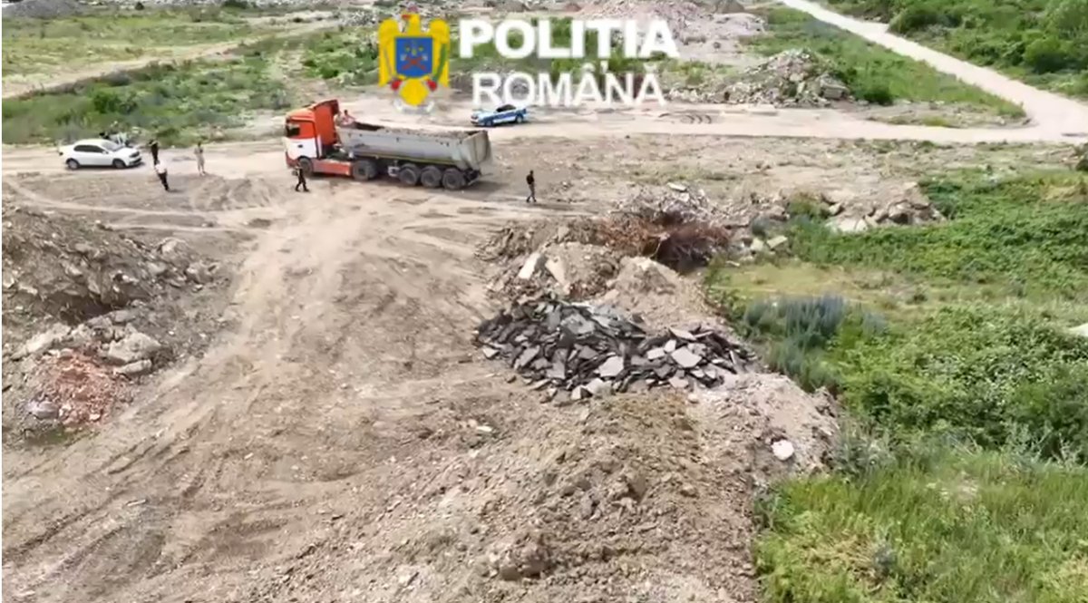 Moloz lângă calea ferată în Vladimirescu:  amendă de 45.000 lei și camion confiscat