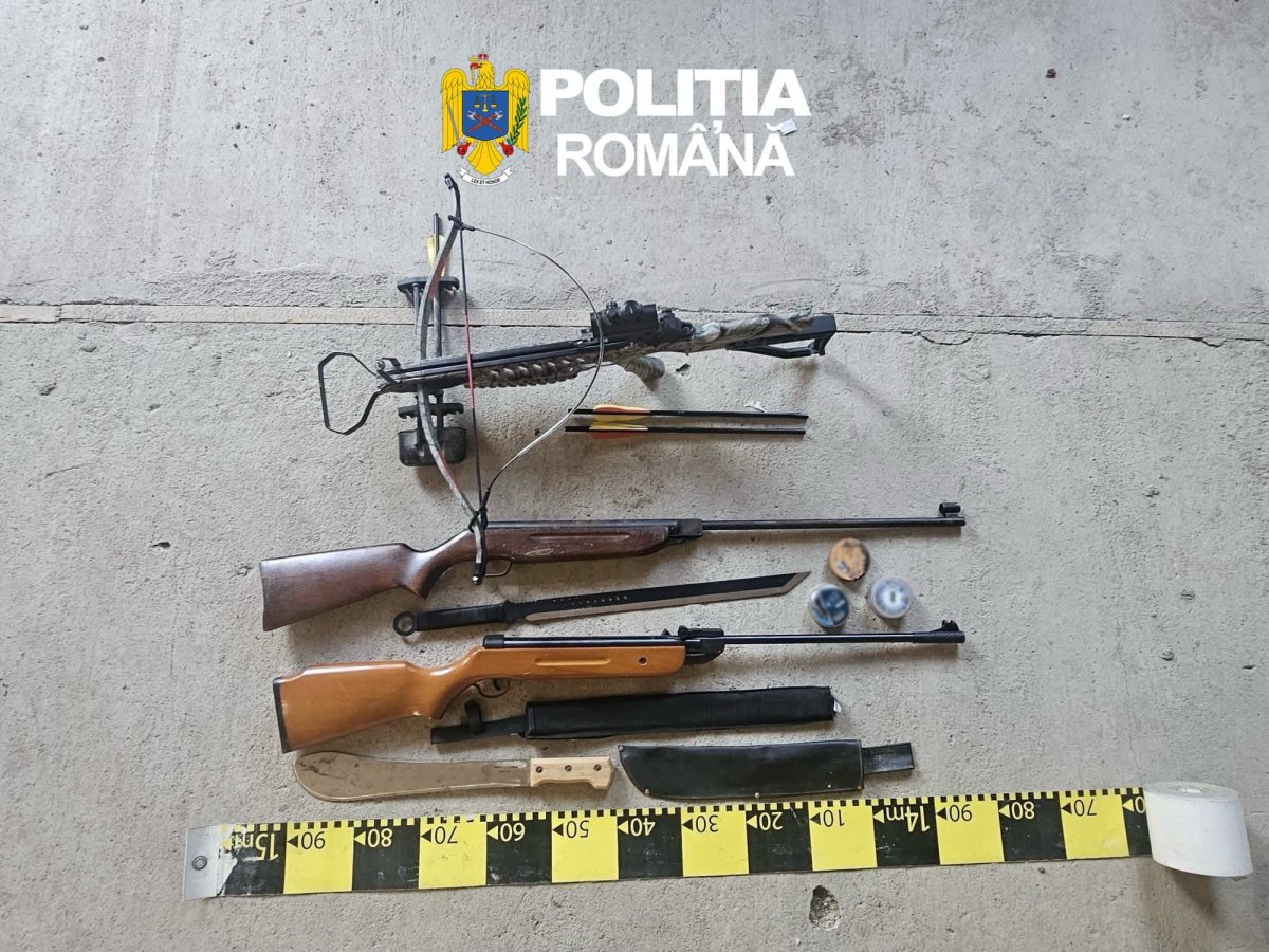  2 arme neletale, calibrul 4,5 respectiv 5,5 milimetri, 3 cutii de muniție, același calibru, 2 săbii și o arbaletă la Chișineu-Criș, respectiv Socodor