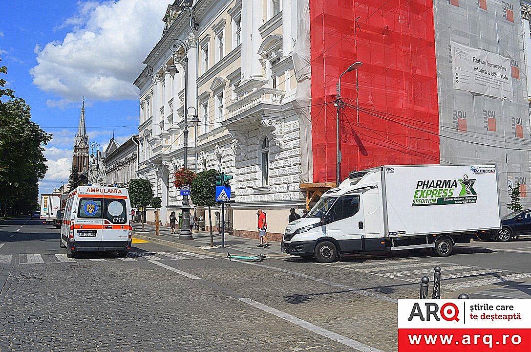 O fată (se pare) pe trotinetă, lovită pe trecerea de pietoni de către o autoutilitară