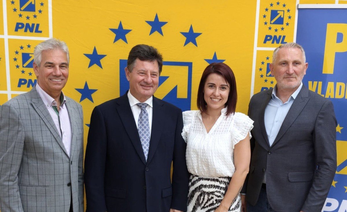 Peste 100 de oameni s-au alăturat PNL la Vladimirescu (FOTO)