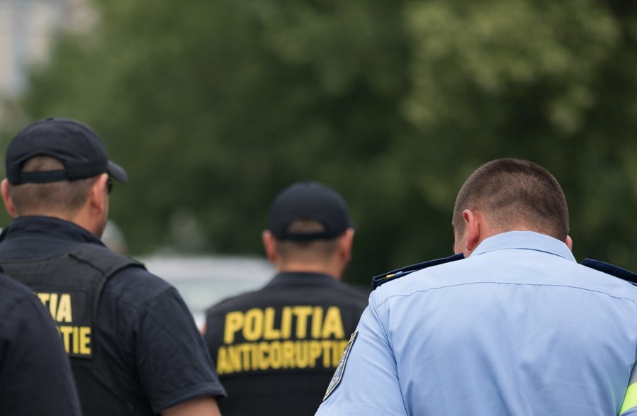 Polițist de pe Autostrada A1 cercetat că ar fi cerut 2.200 lei pentru a nu-și face datoria