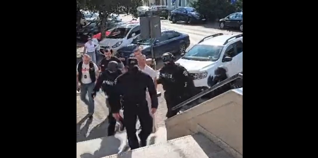 Șantaj cu abonament: cerea bani „ca să nu dea cu pumnul”, dar a fost pus la pământ de polițiști