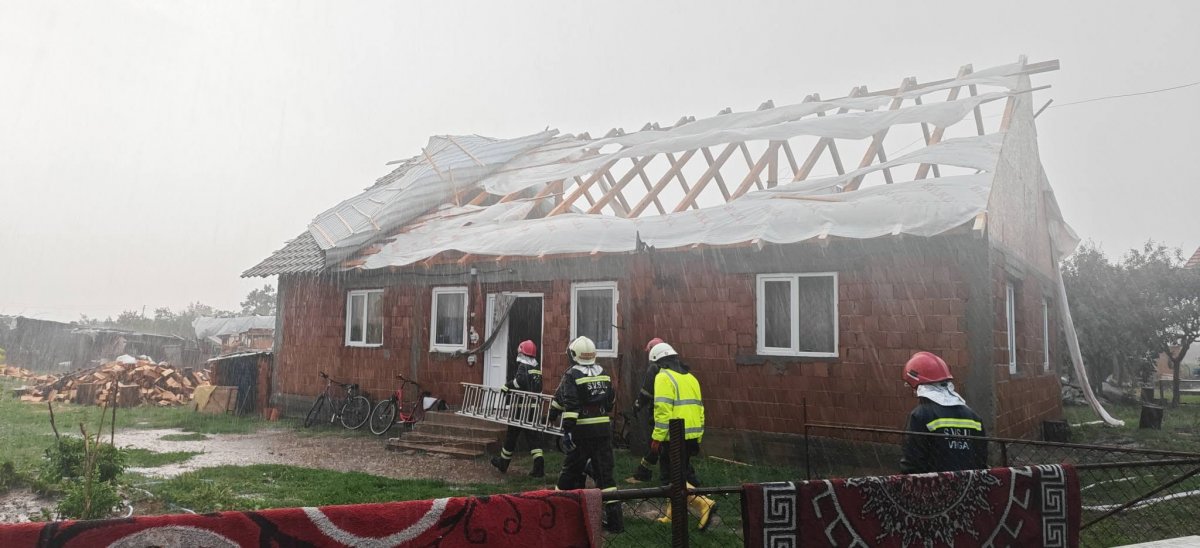 Apel la solidaritate pentru o familie din Mănăștur care a rămas fără acoperiș deasupra capului din cauza furtunii (FOTO)