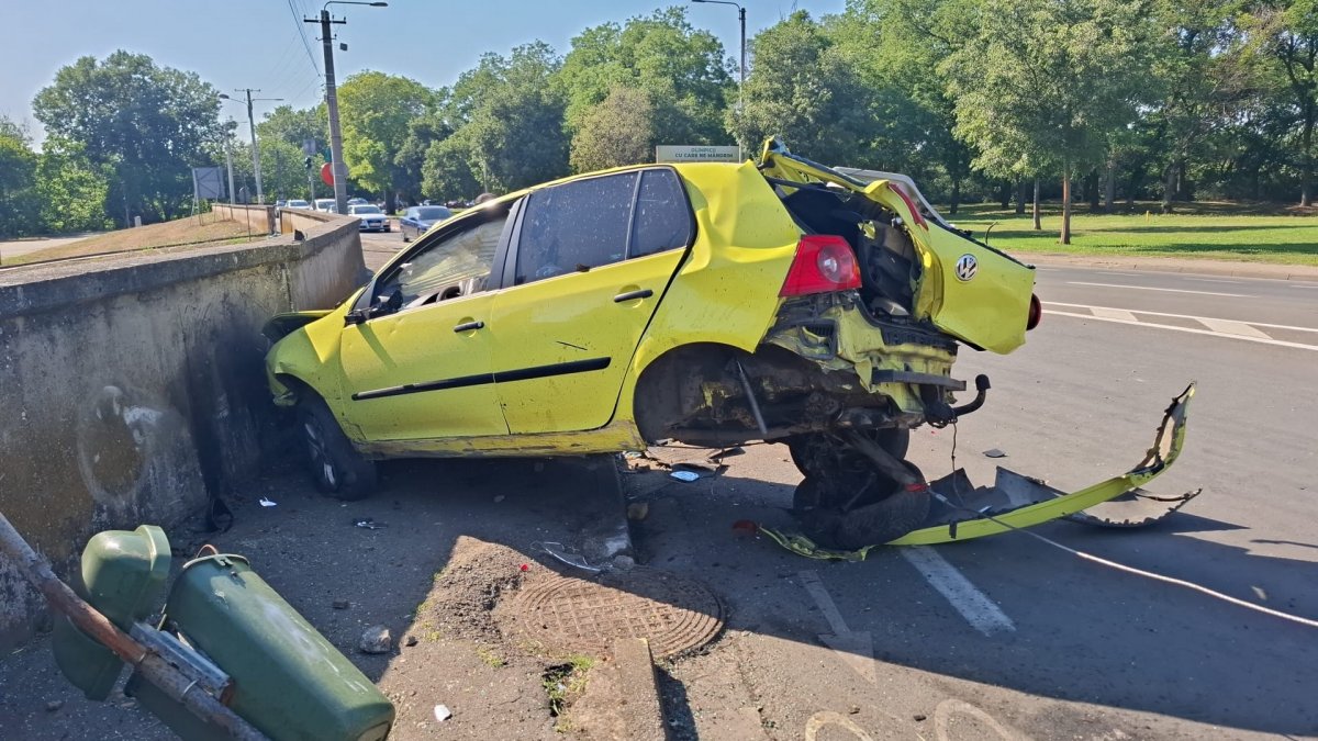 Autoturism proiectat în stâlp și răsturnat în Subcetate (FOTO)