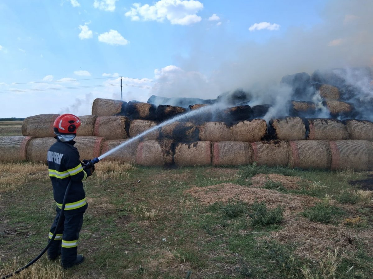 Incendiu izbucnit la baloți de paie în localitatea Cintei