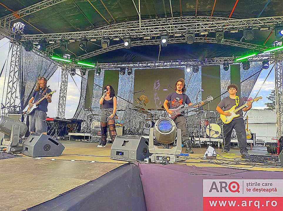 Vineri, Festivalul Berii Arad 2026 și-a aprins luminile celei de-a doua seri la Aeroportul Arad