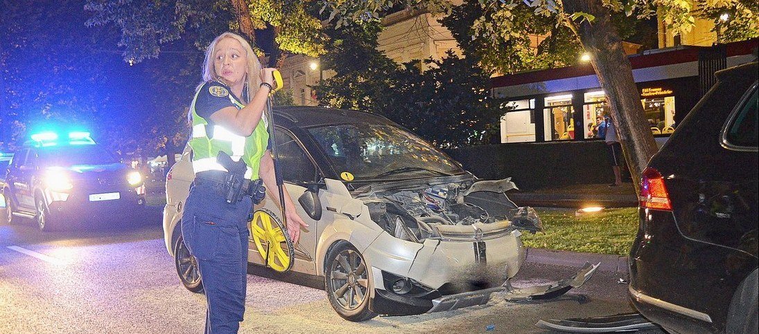 Un autoturism AIXAM s-a ciocnit aseară cu un VW pe B-dul Revoluției