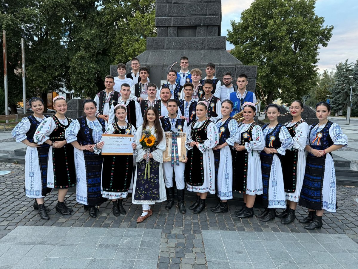 Ansamblul Folcloric „Românașul” din Zimandu Nou, reprezentant al României la un prestigios festival internațional de folclor din Slovacia (FOTO)