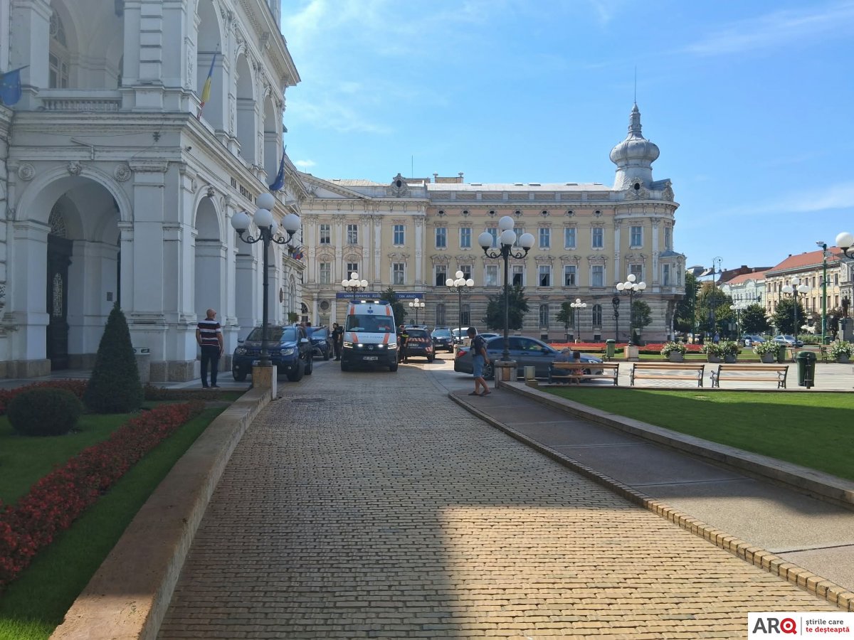 Ambulanța – intervenție la Primărie; vezi ce s-a întâmplat
