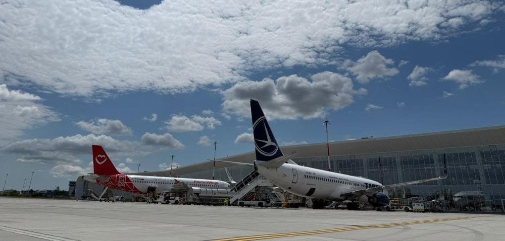 Pierderi de 8 milioane și datorii de 92 de milioane pentru Aeroportul Craiova; directorul general, cumnatul Olguței Vasilescu – „premiat” cu un salariu de 8 ori mai mare