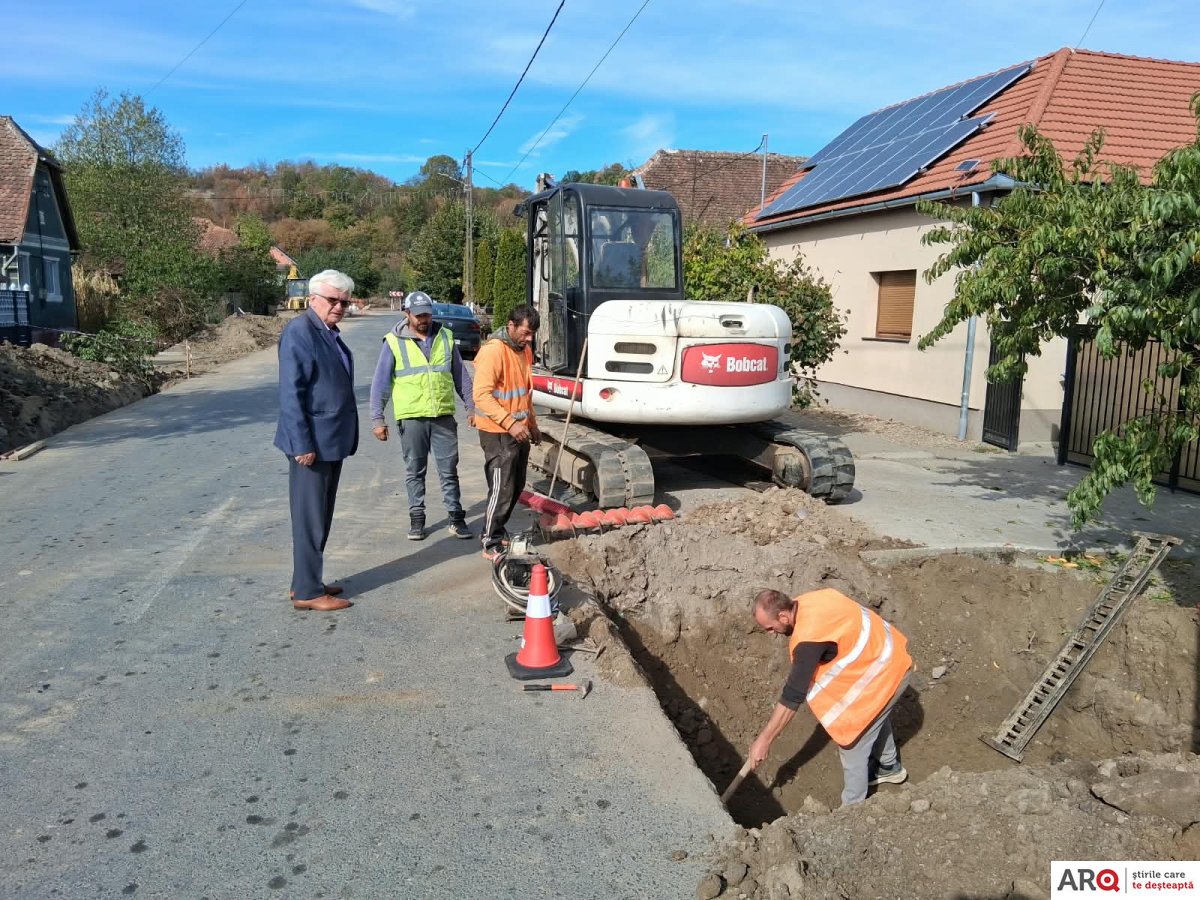 Investiții pe toate fronturile la Chisindia: lucrările la canalizare au ajuns pe ultima sută de metri (FOTO)