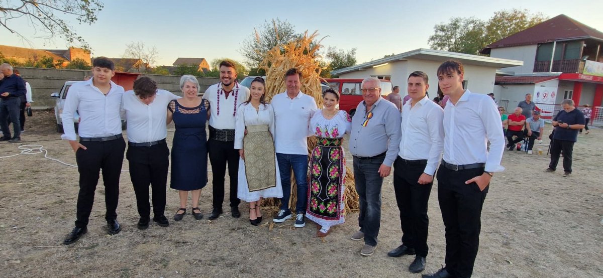 Ziua în care s-a sărbătorit recolta la Zăbrani: Sărbătoarea toamnei a adunat comunitatea pe Stadionul Josef Scheirich (FOTO)