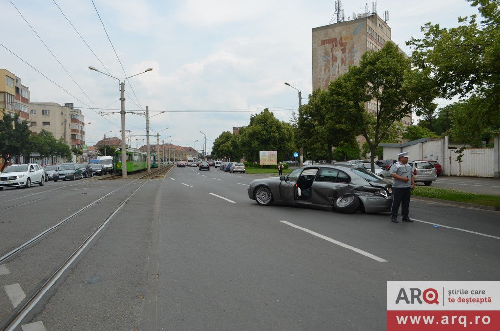 BMW cu număr EROTIC, vai, contra tramvai, lângă Atrium Mall