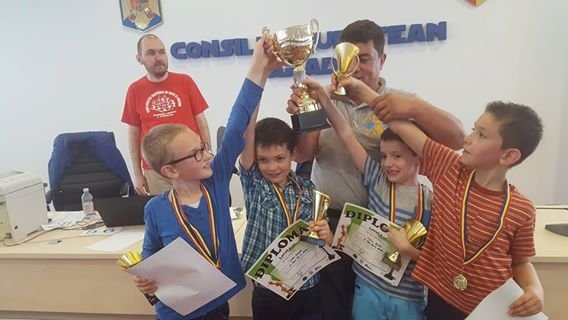 Şcoala Gimnazială Nr. 5 – campioana Aradului la şah