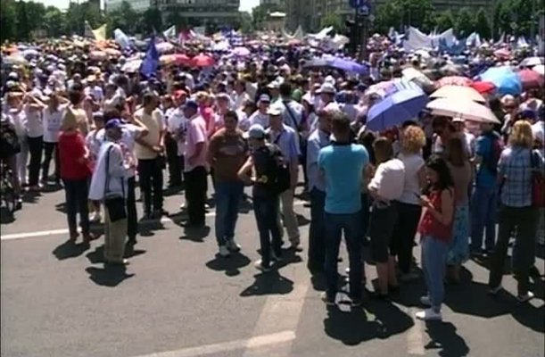 Mii de profesori protestează în Capitală. Guvernul le-a propus o majorare salarială de 5% de la 1 august