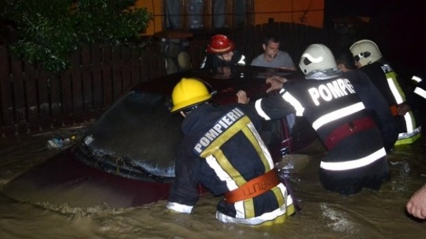 Bilanţul inundaţiilor şi al ploilor torenţiale: Zeci de localităţi afectate, 14 persoane au fost evacuate