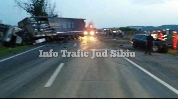 ACCIDENT GRAV la Sibiu: O maşină s-a izbit violent de un TIR. Cabina autotrenului a luat foc. O femeie a MURIT