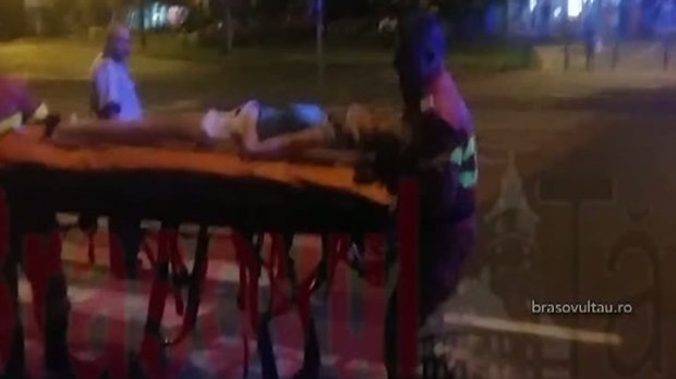 O adolescentă s-a aruncat de la etajul zece al unui bloc. Tânără se află în stare foarte gravă