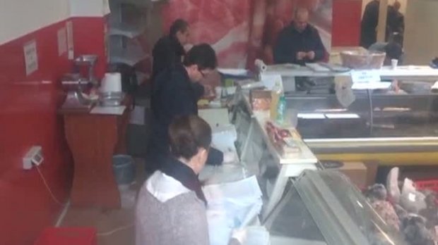 Alertă pe litoral! 16 tone de alimente stricate au fost găsite în magazinele şi restaurantele de la malul mării