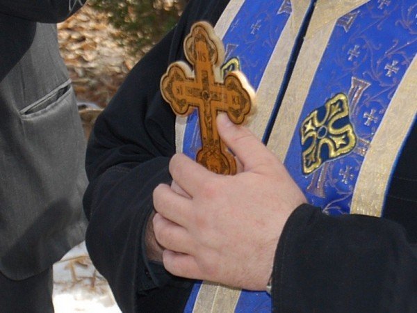 Preoţi români daţi afară din biserică pentru vânzare de droguri, adulter şi fraudă