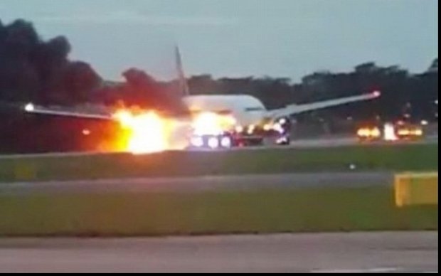 Avion în flăcări, pe pistă. Aeronava se îndrepta spre Milano cu 240 de pasageri la bord. VIDEO