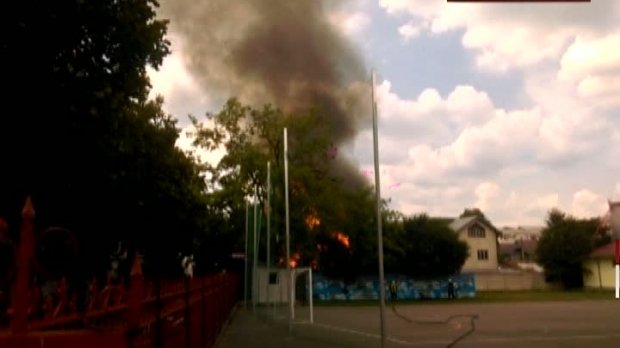 Incendiu lângă o şcoală din Vaslui. Un cazan de ţuică şi două butelii au explodat
