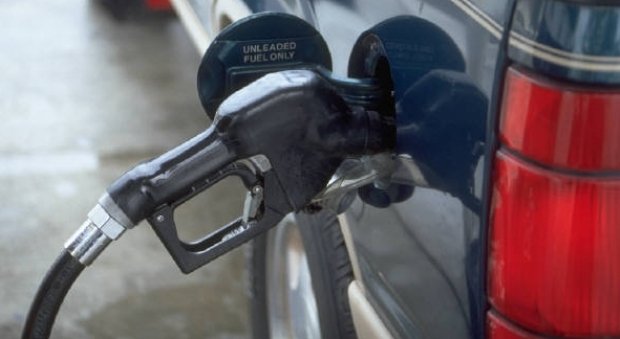 Motorina s-a scumpit cu 17% în ultimele patru luni, preţul benzinei a crescut cu 10%. Vezi preţurile din staţiile Petrom