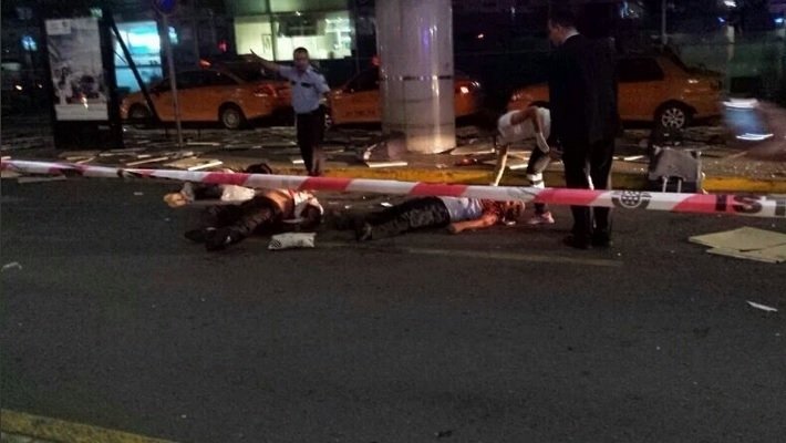 ATENTAT TERORIST în TURCIA. Explozii şi focuri de armă pe aeroportul Ataturk din Istanbul. Zeci de victime VIDEO