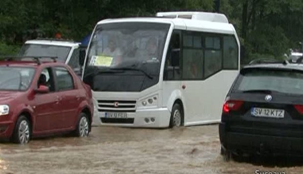 Ploile abundente fac ravagii în România. Mai multe oraşe au fost inundate, iar veştile de la meteorologi rămân proaste