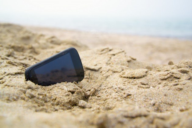 A adormit cu telefonul pe piept, la plajă. Ce a pățit după câteva ore (FOTO)