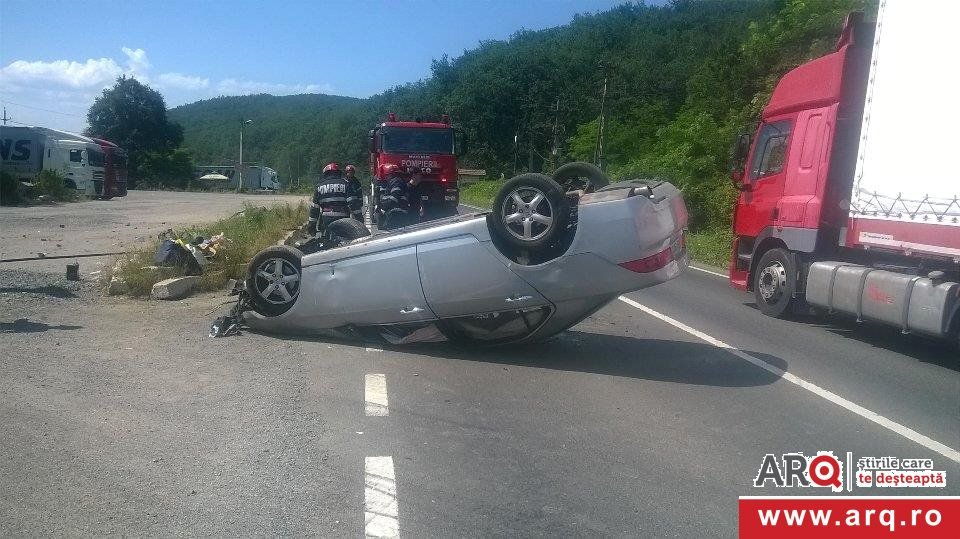 O Honda cu roțile-n sus lângă Bătuța