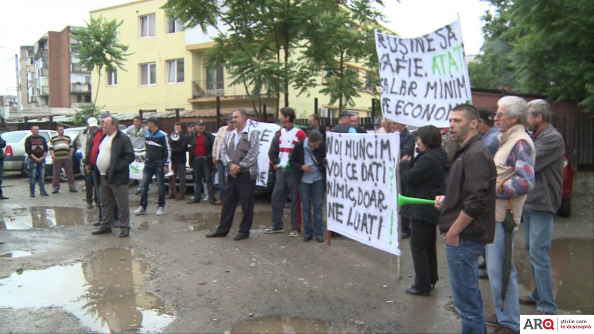FOTO | Zeci de vatmani au protestat în stradă. Transportul în comun nu a fost afectat
