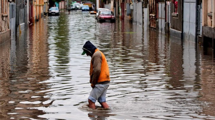 Ploile au făcut ravagii în ţară: peste 120 de gospodării inundate, o biserică - lovită de fulger