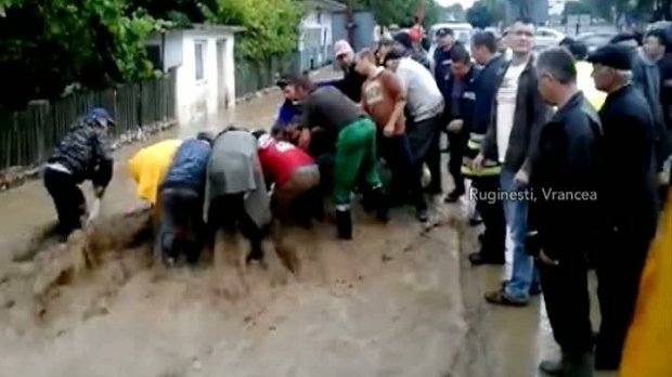 Potop în mai multe judeţe din ţară. Doi oameni au murit după ce au fost luaţi de ape