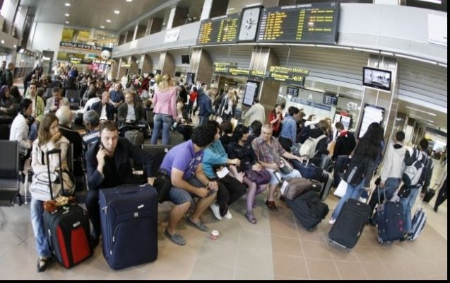 Întârzieri de şapte ore pe aeroportul Otopeni la o cursă aeriană Bucureşti-Barcelona. Oamenii s-au întins pe jos