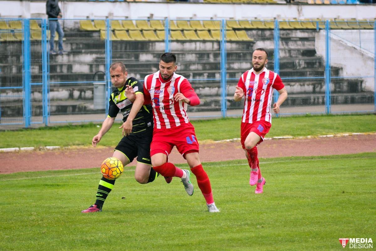 Curtuiuş şi Copil continuă în alb-roşu