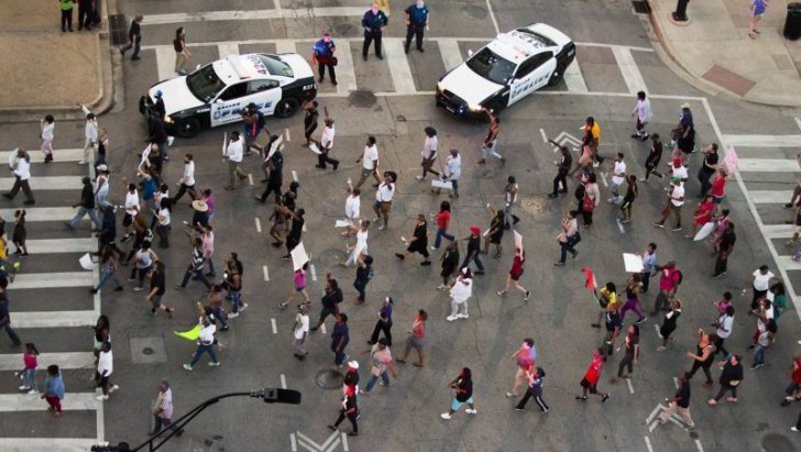Incident armat în timpul unor proteste, în Dallas. Cinci poliţişti au fost ucişi, alţi șase sunt răniţi