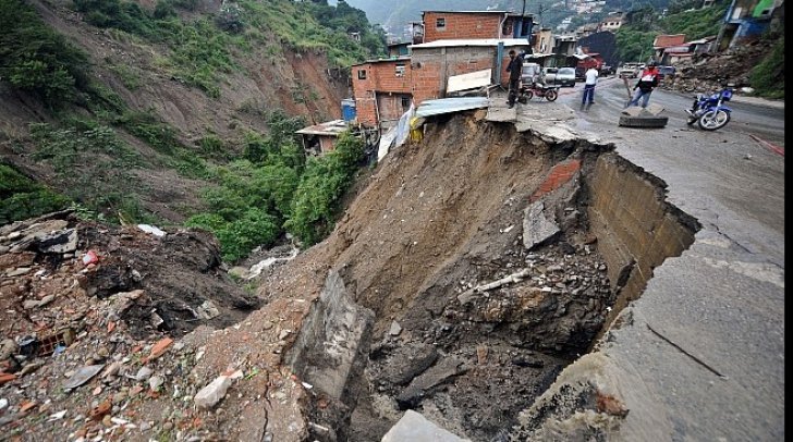 Tragedie în China! Cel puțin 35 de persoane și-au pierdut viața într-o alunecare de teren