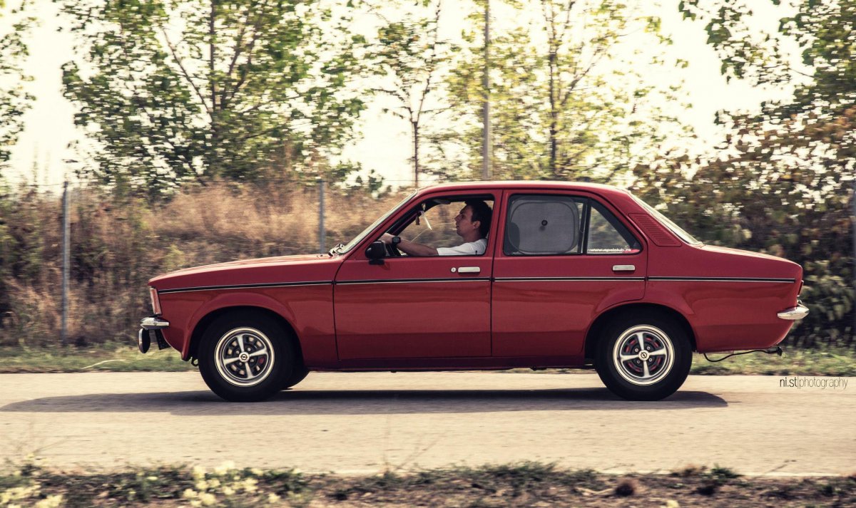 Au găsit un Opel Kadett din anii '80. Ce au descoperit sub capota lui este cu adevărat ULUITOR