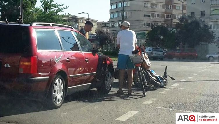 ACCIDENT LA INTIM. Un motociclist a fost doborât de o mașină (FOTO)