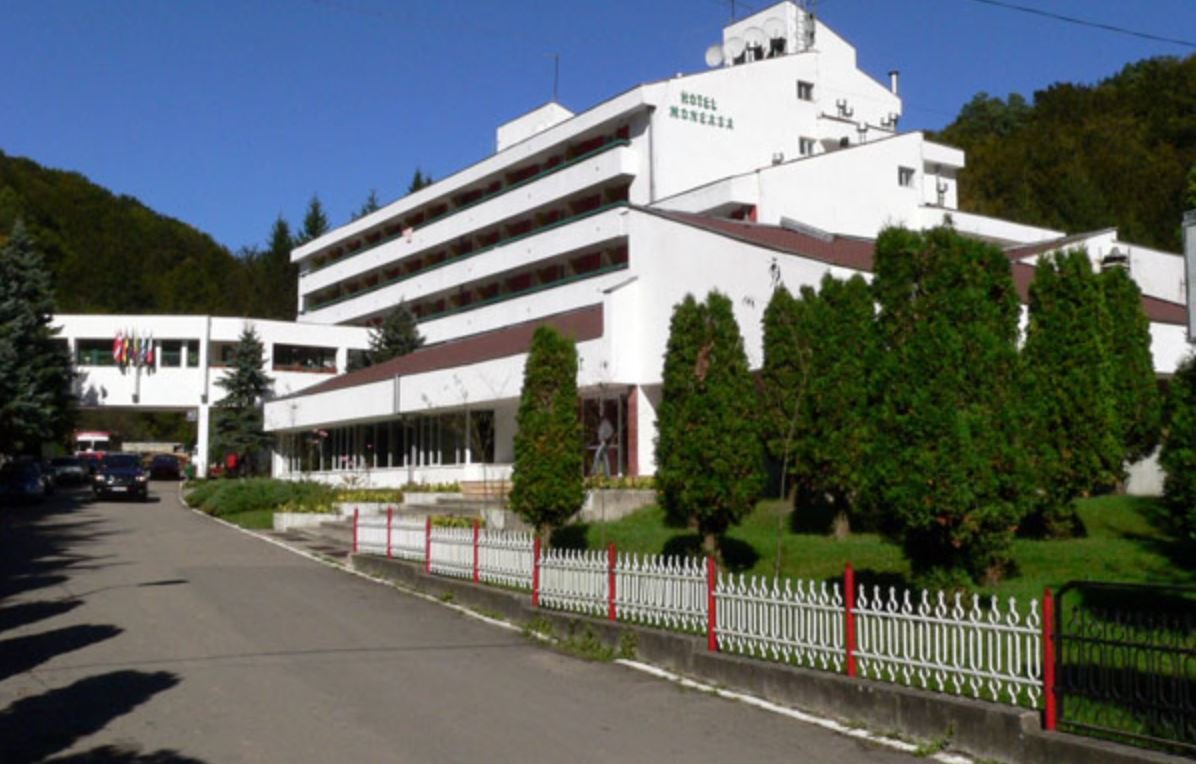 Cel mai mare hotel din Moneasa, scos la vânzare cu 3.750.000 de euro