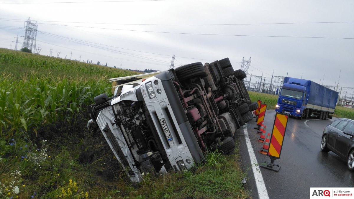 FOTO | Un TIR încărcat cu ajutoare europene s-a răsturnat pe centură