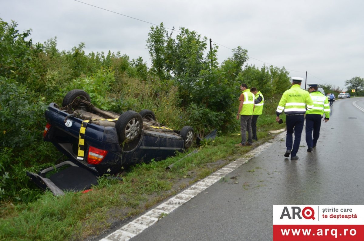 Accident cu Opel cu roţile-n sus lângă Vinga