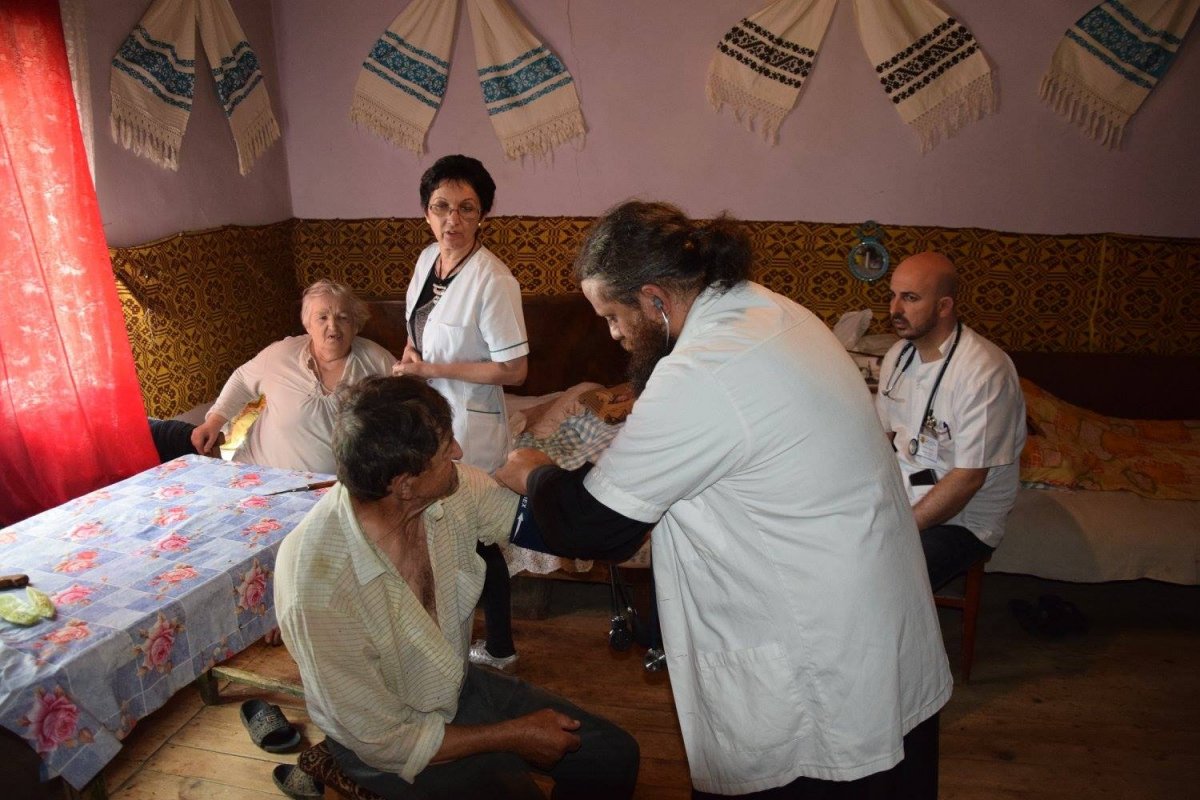 Universitatea de Vest „Vasile Goldiş” şi Arhiepiscopia Aradului, continuă campania  „Sănătate pentru sate” 