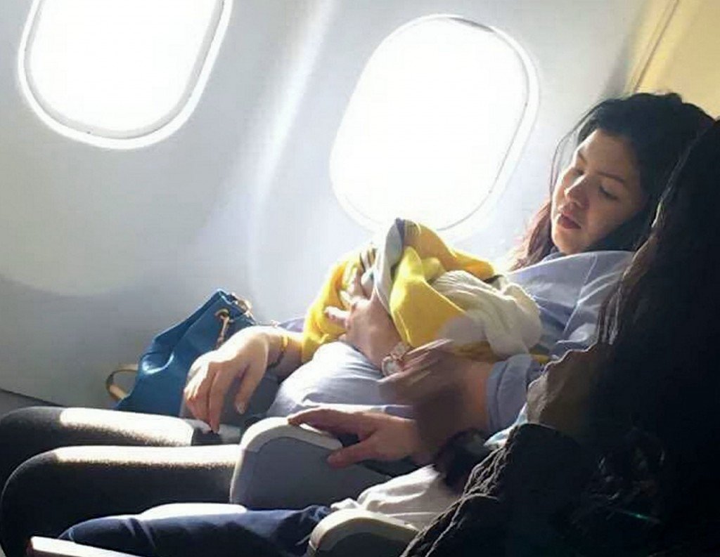 O femeie a născut în avion, cu trei luni mai devreme. Ce au făcut pasagerii