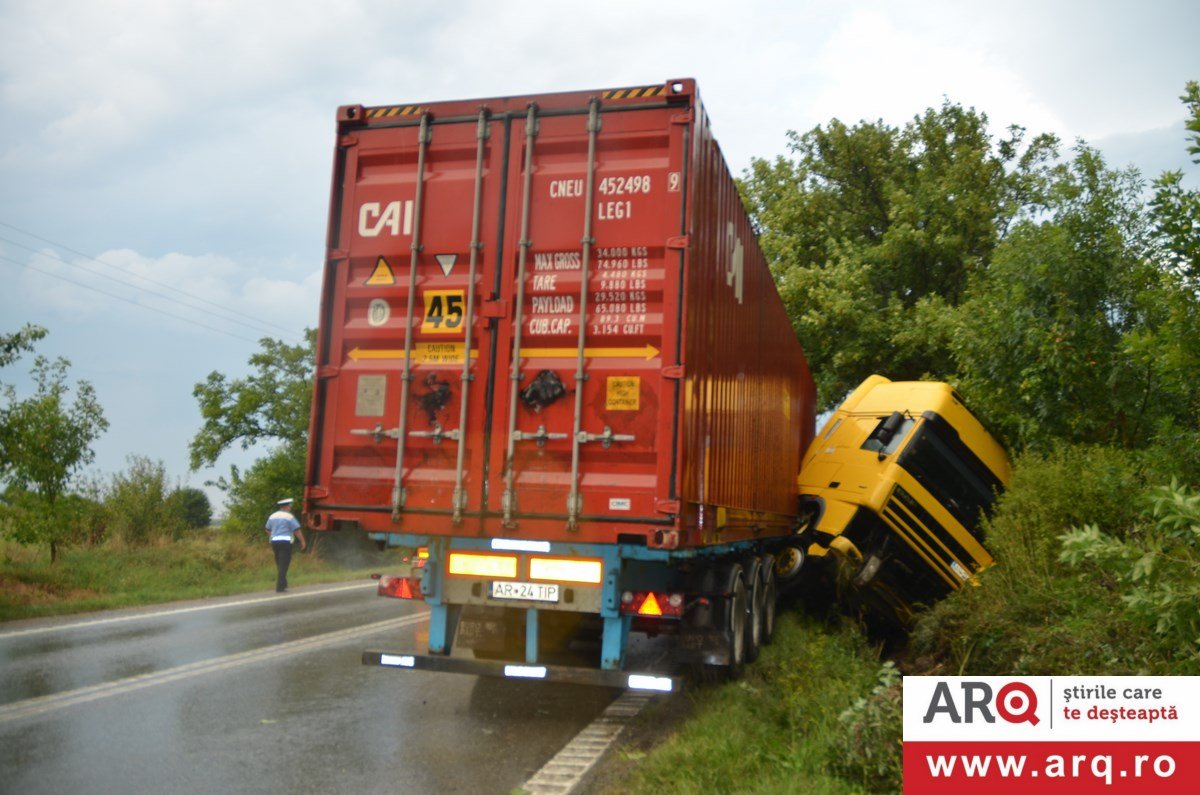 Curba în pantă de lângă Vinga a „produs” un nou accident